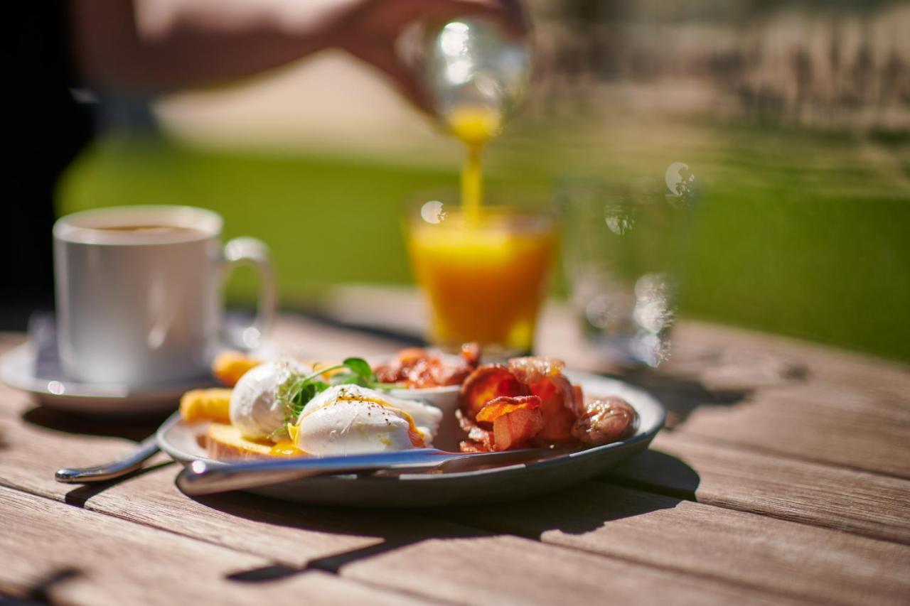Parehua Resort Martinborough Exterior foto A breakfast with orange juice