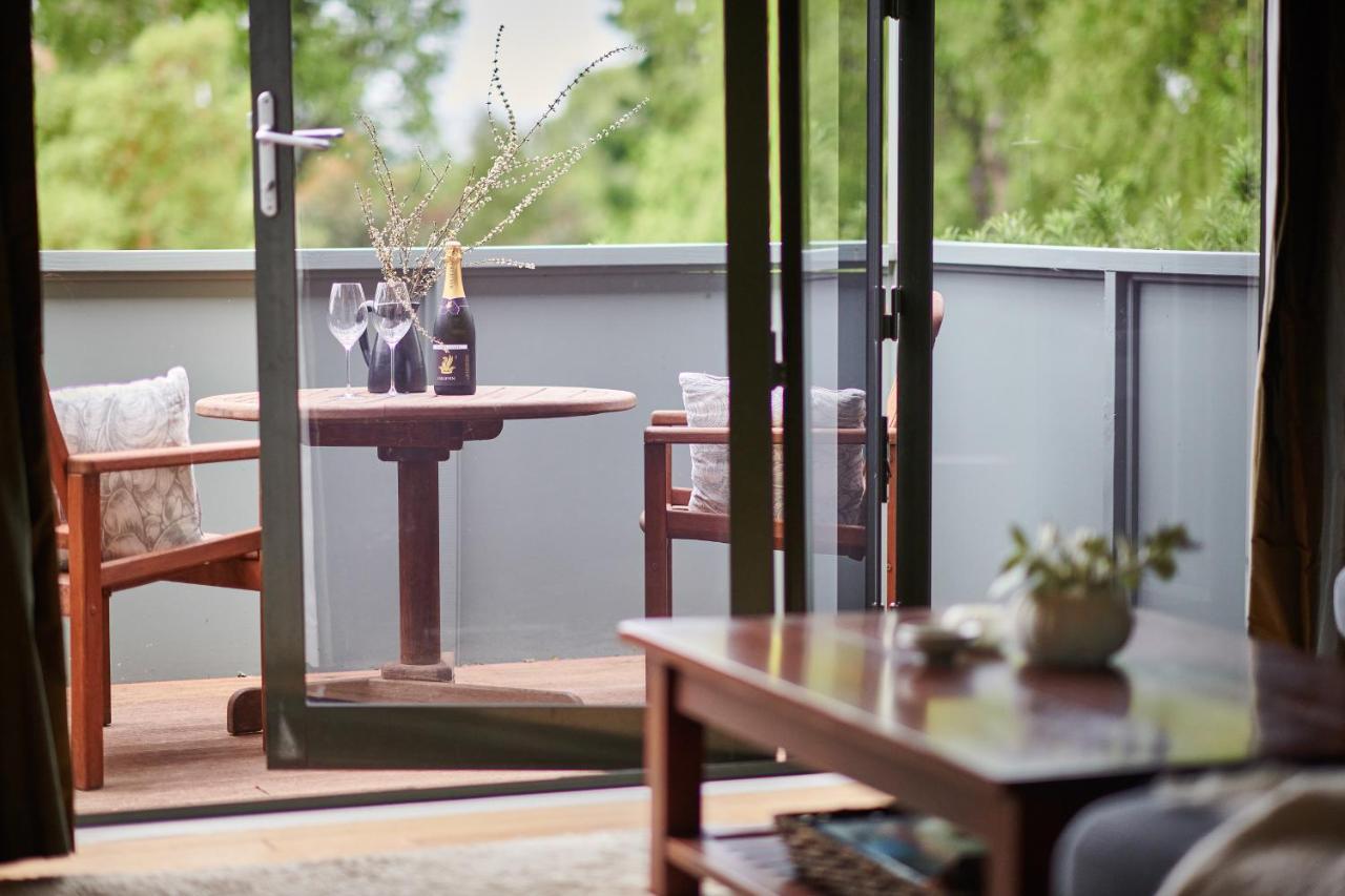 Parehua Resort Martinborough Exterior foto A balcony