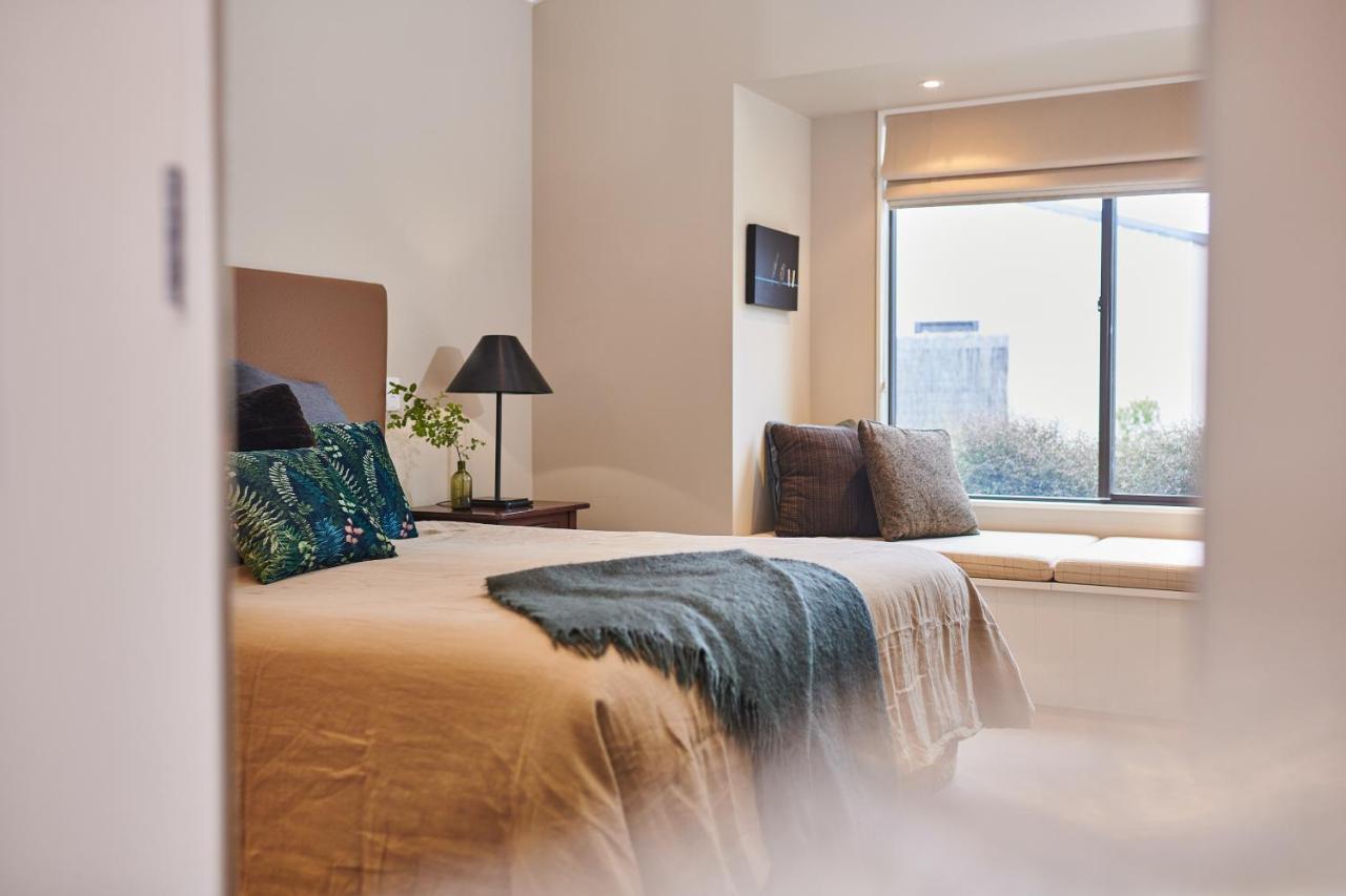 Parehua Resort Martinborough Exterior foto A bedroom at the hotel