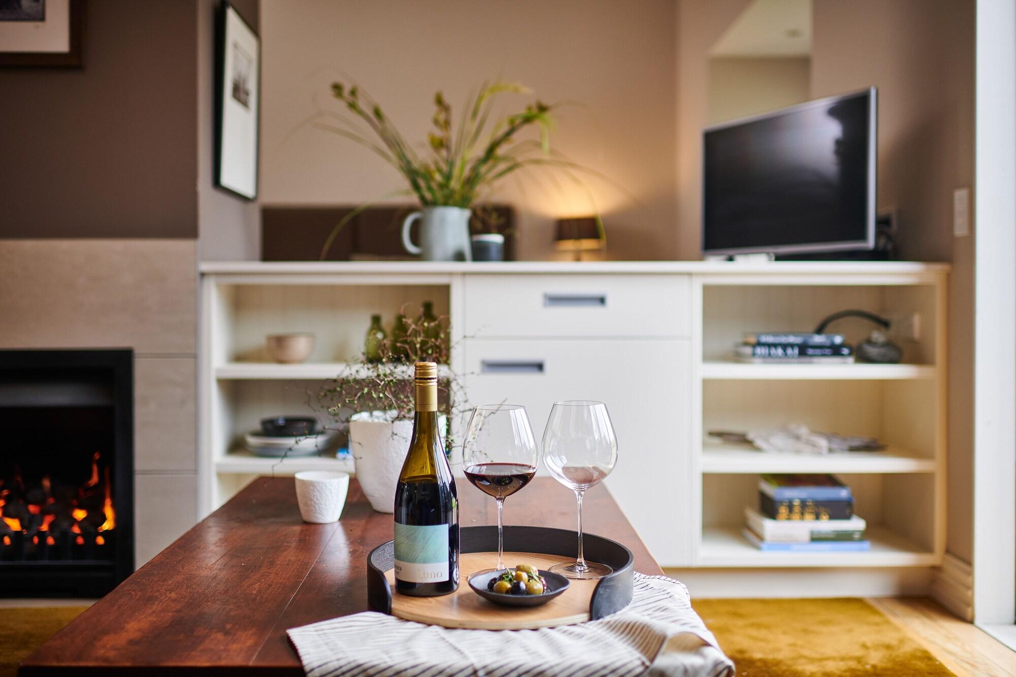 Parehua Resort Martinborough Exterior foto A wine tasting at home