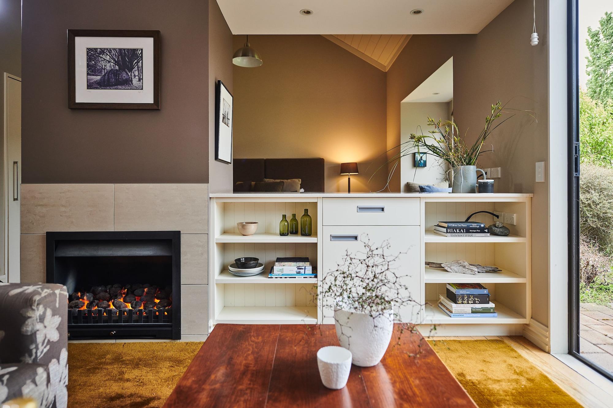 Parehua Resort Martinborough Exterior foto A fireplace in a home