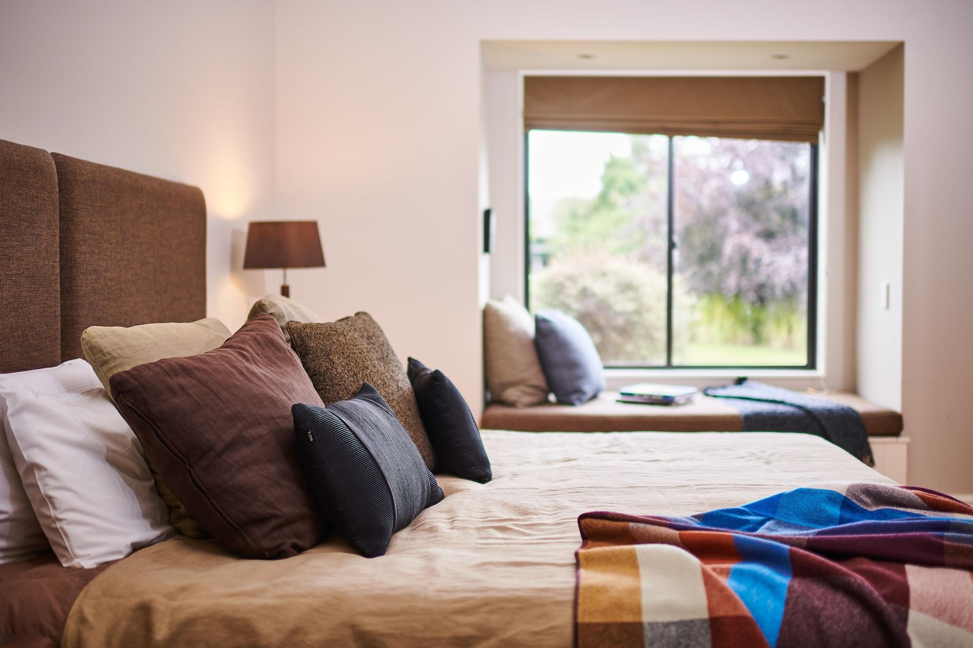 Parehua Resort Martinborough Exterior foto A bedroom at the hotel