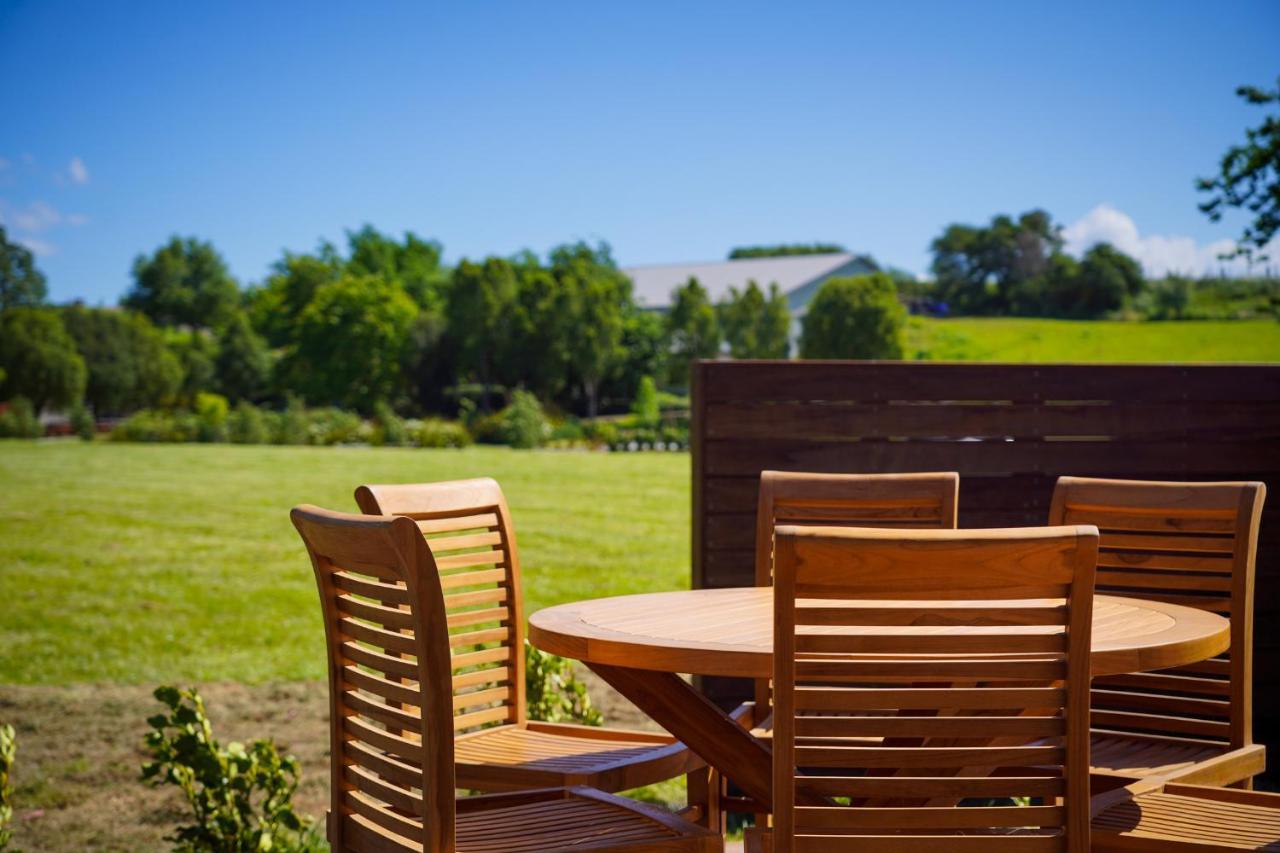 Parehua Resort Martinborough Exterior foto Outdoor furniture