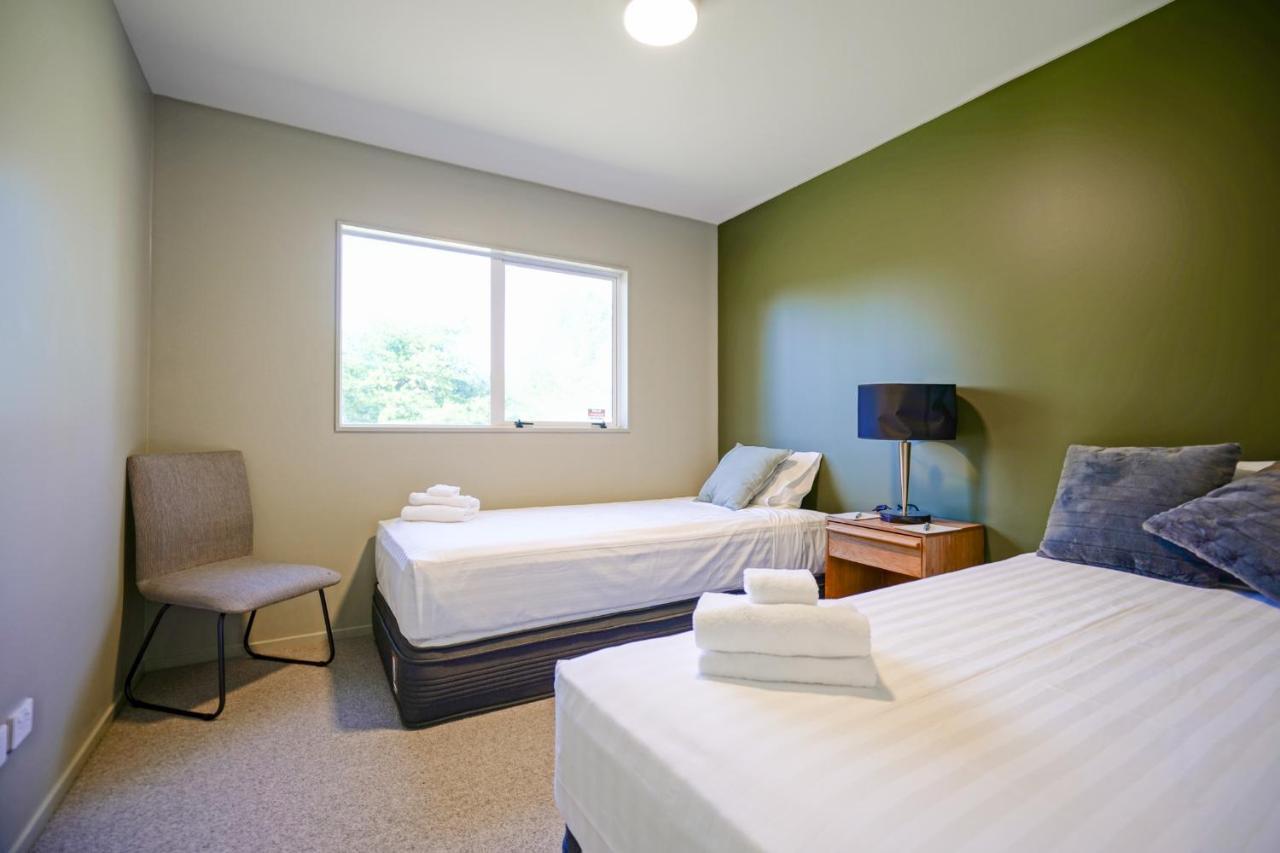 Parehua Resort Martinborough Exterior foto A bedroom at the hotel