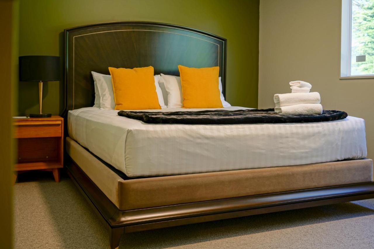 Parehua Resort Martinborough Exterior foto A bedroom at the Inn at the Opera