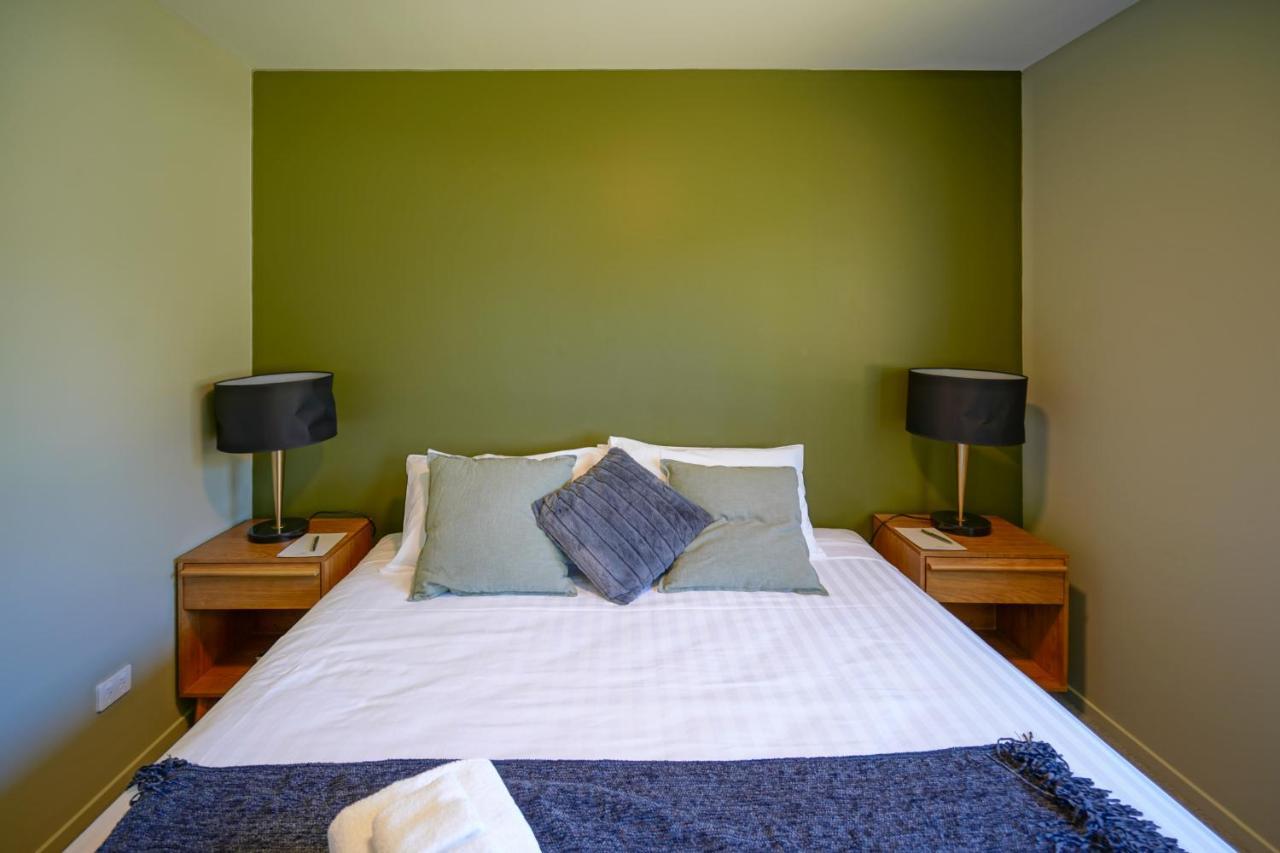 Parehua Resort Martinborough Exterior foto A bedroom at the hotel