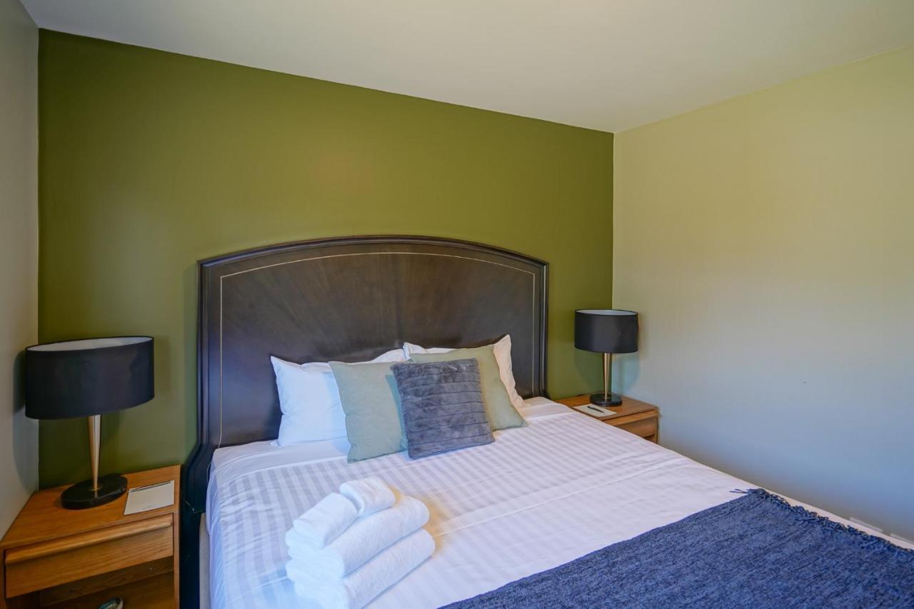 Parehua Resort Martinborough Exterior foto A bedroom at the Best Western Premier Executive Residency Royal Palm Beach