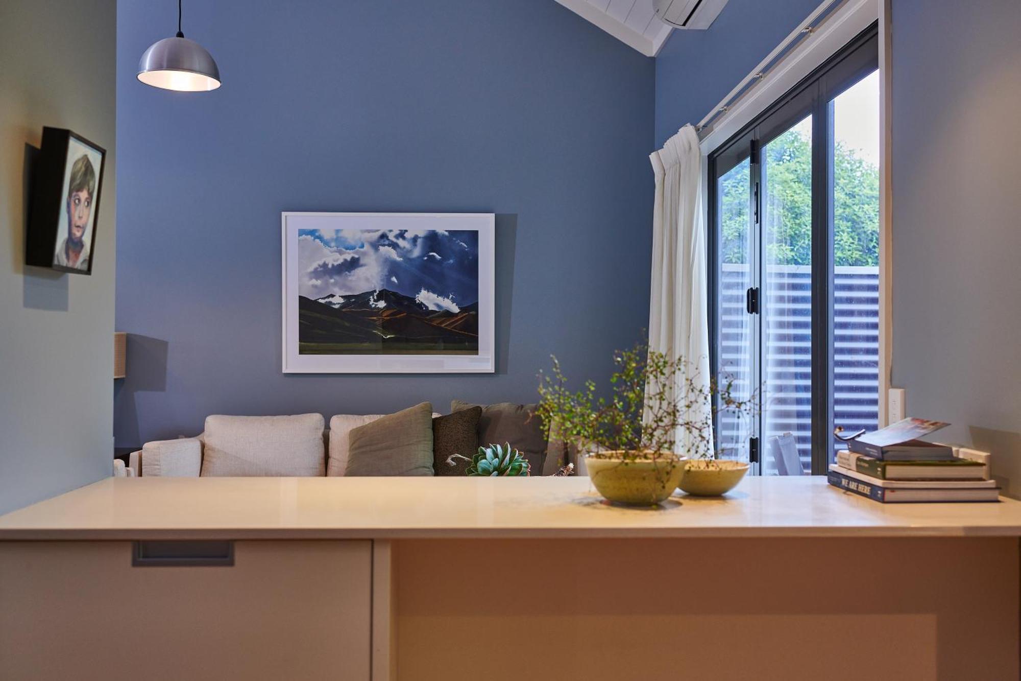 Parehua Resort Martinborough Zimmer foto A living room with a blue wall